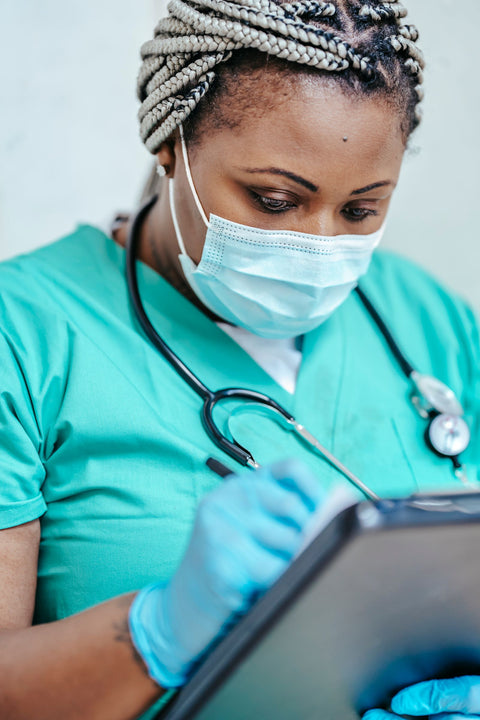 Médico revisando recetas: talonario de recetas médicas precio en Chile