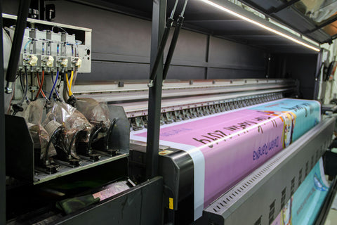 Lienzo PVC impreso saliendo de una impresora de gran formato