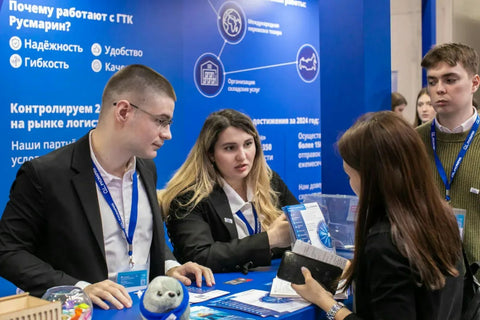 Pendón roller precio en Chile: stand de feria empresarial con gráfica publicitaria