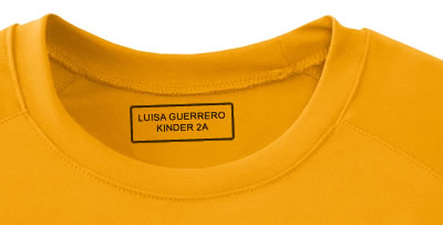 Timbre para ropa personalizado marcando una prenda con tinta textil